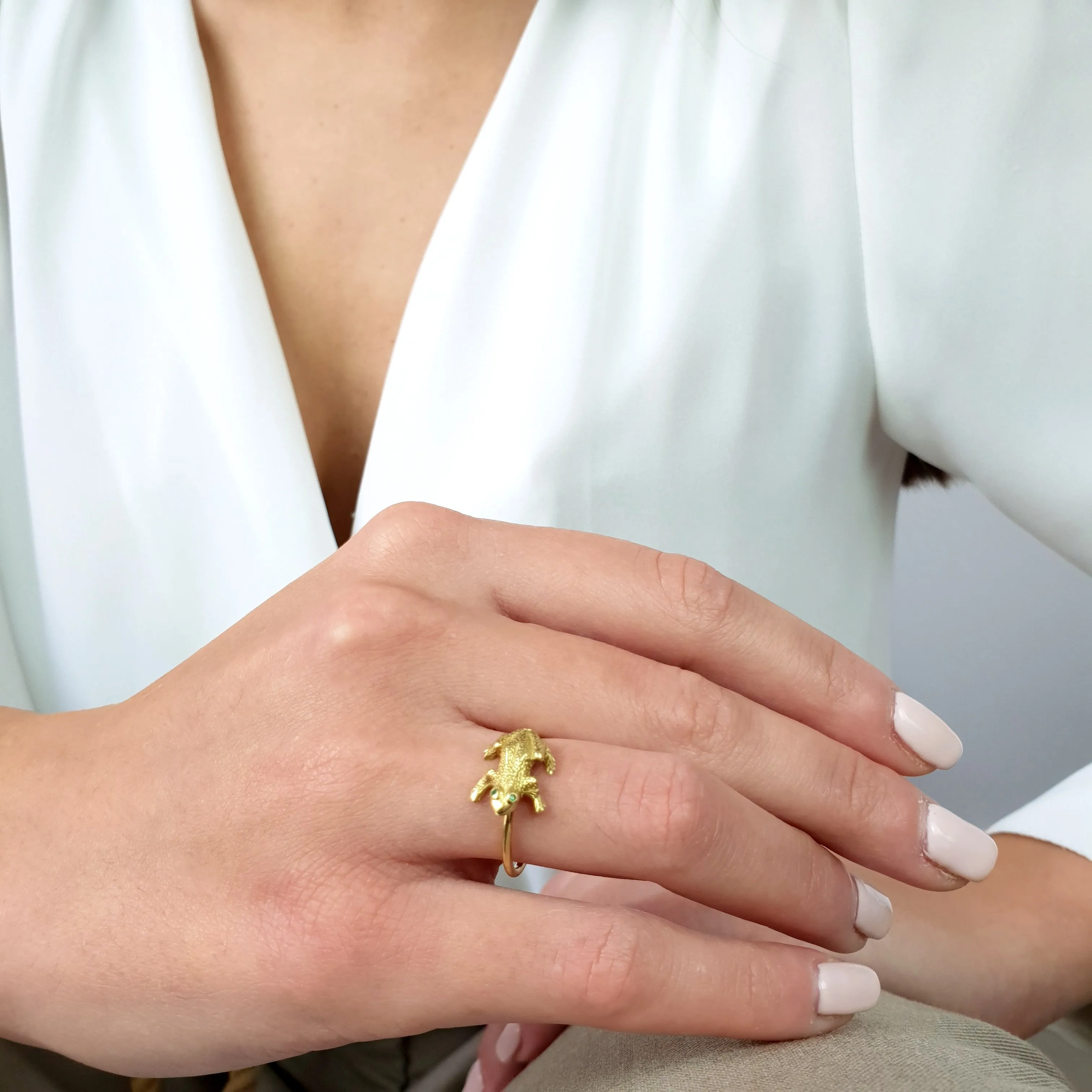 Frog ring with green diamond eyes