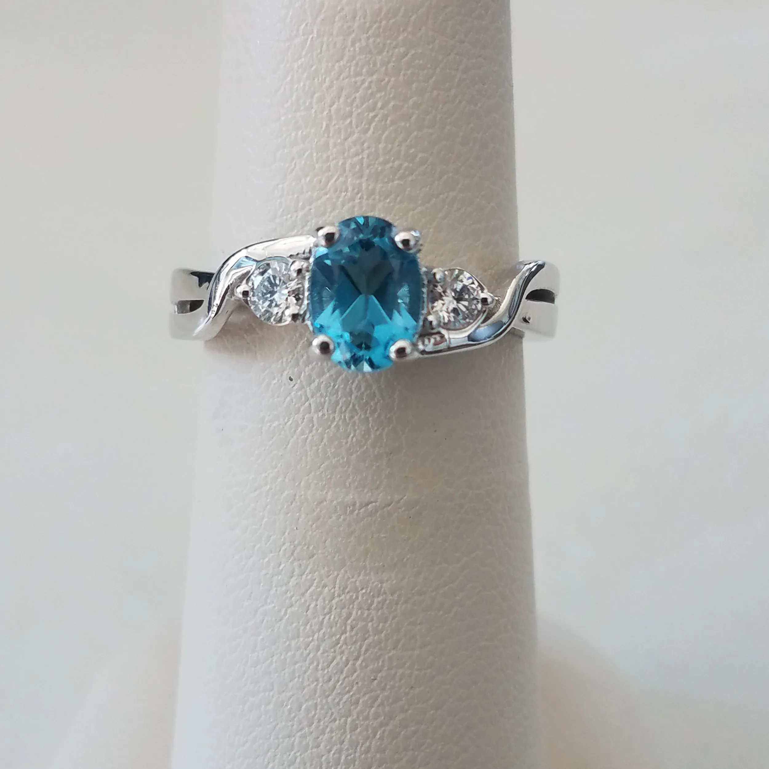 Twist color stone ring