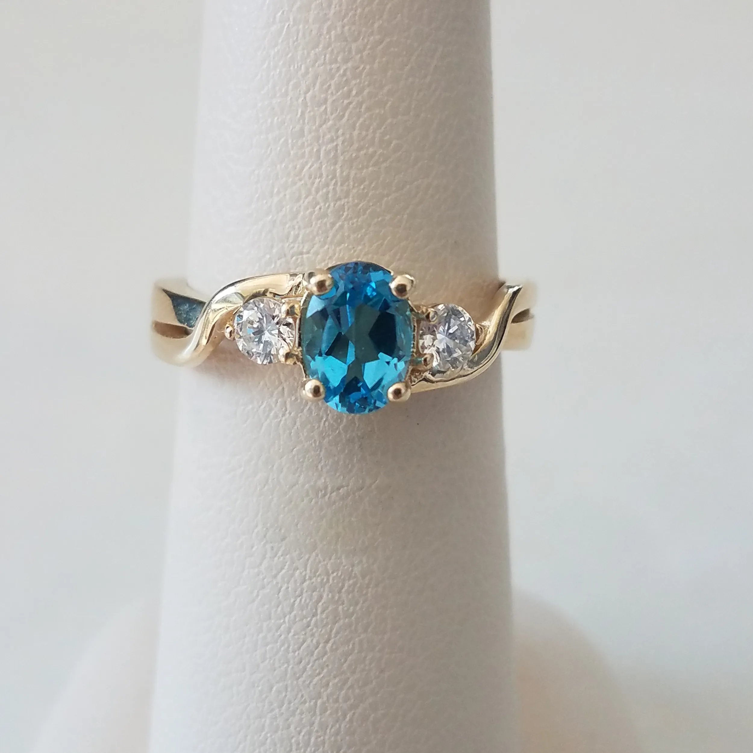 Twist color stone ring