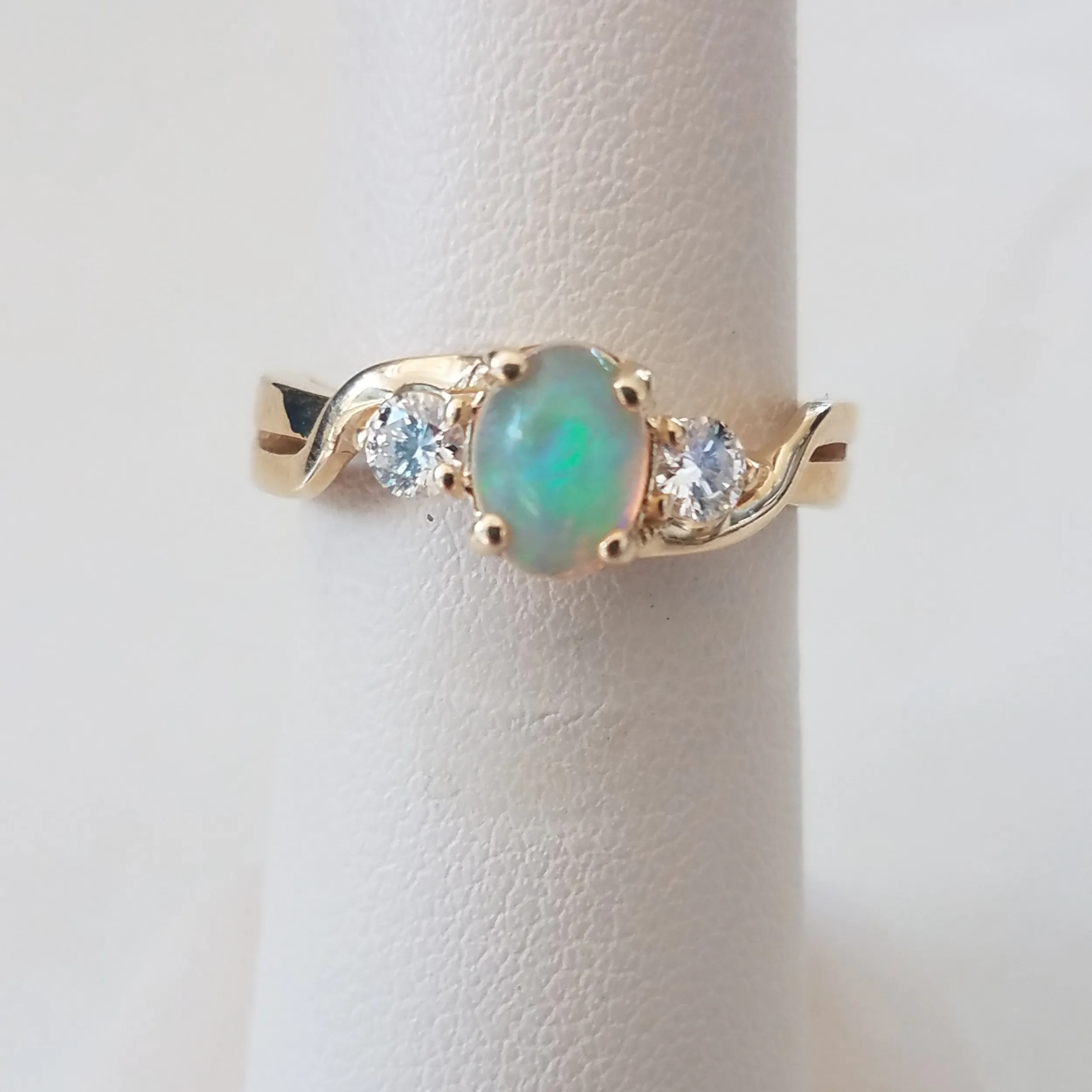 Twist color stone ring